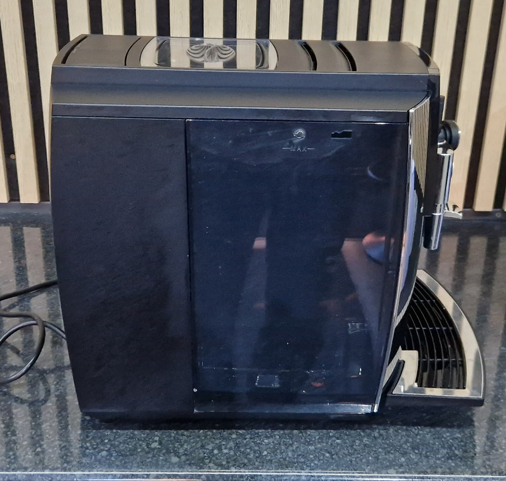 
                  
                    Pre-owned Jura E8 Chrome
                  
                