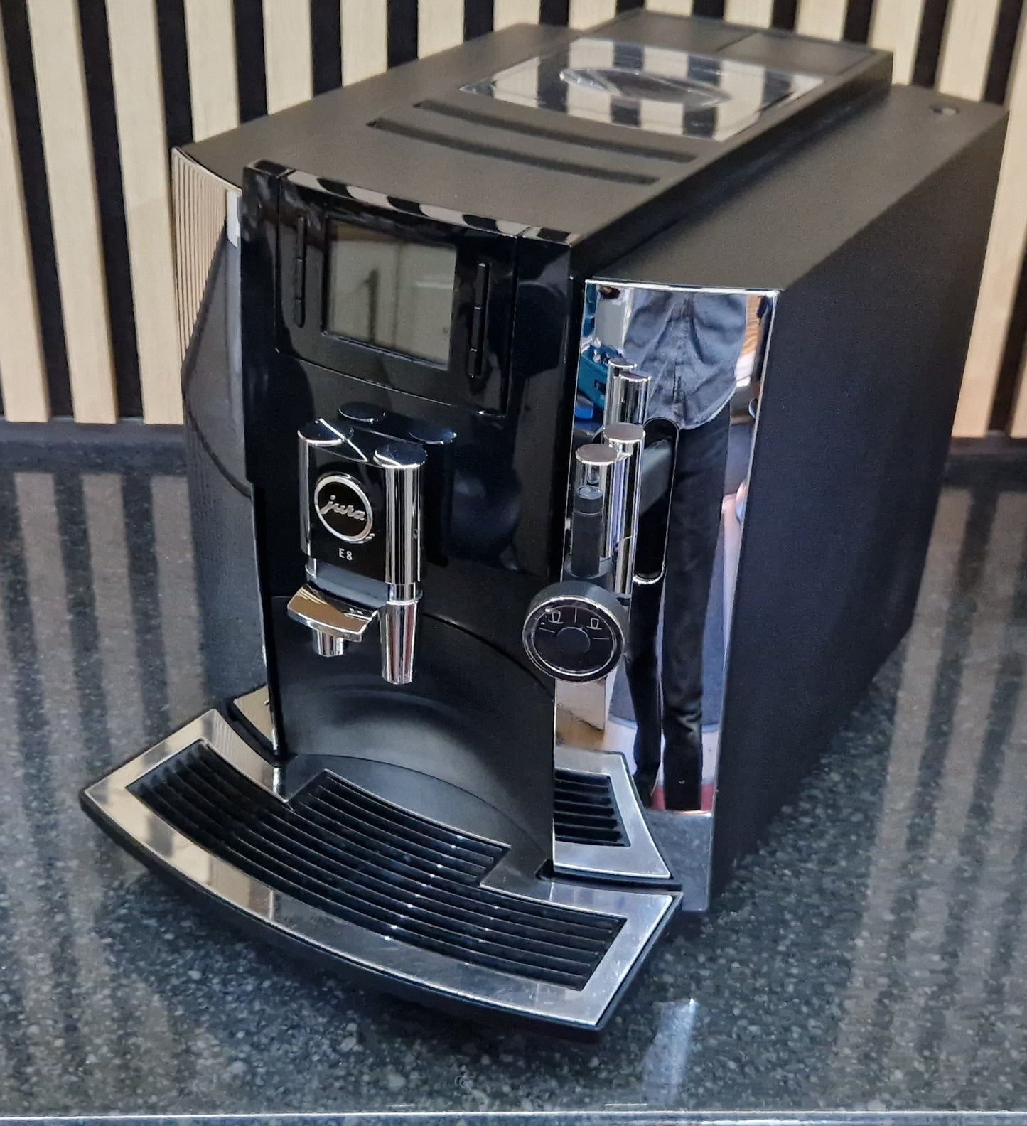 
                  
                    Pre-owned Jura E8 Chrome
                  
                