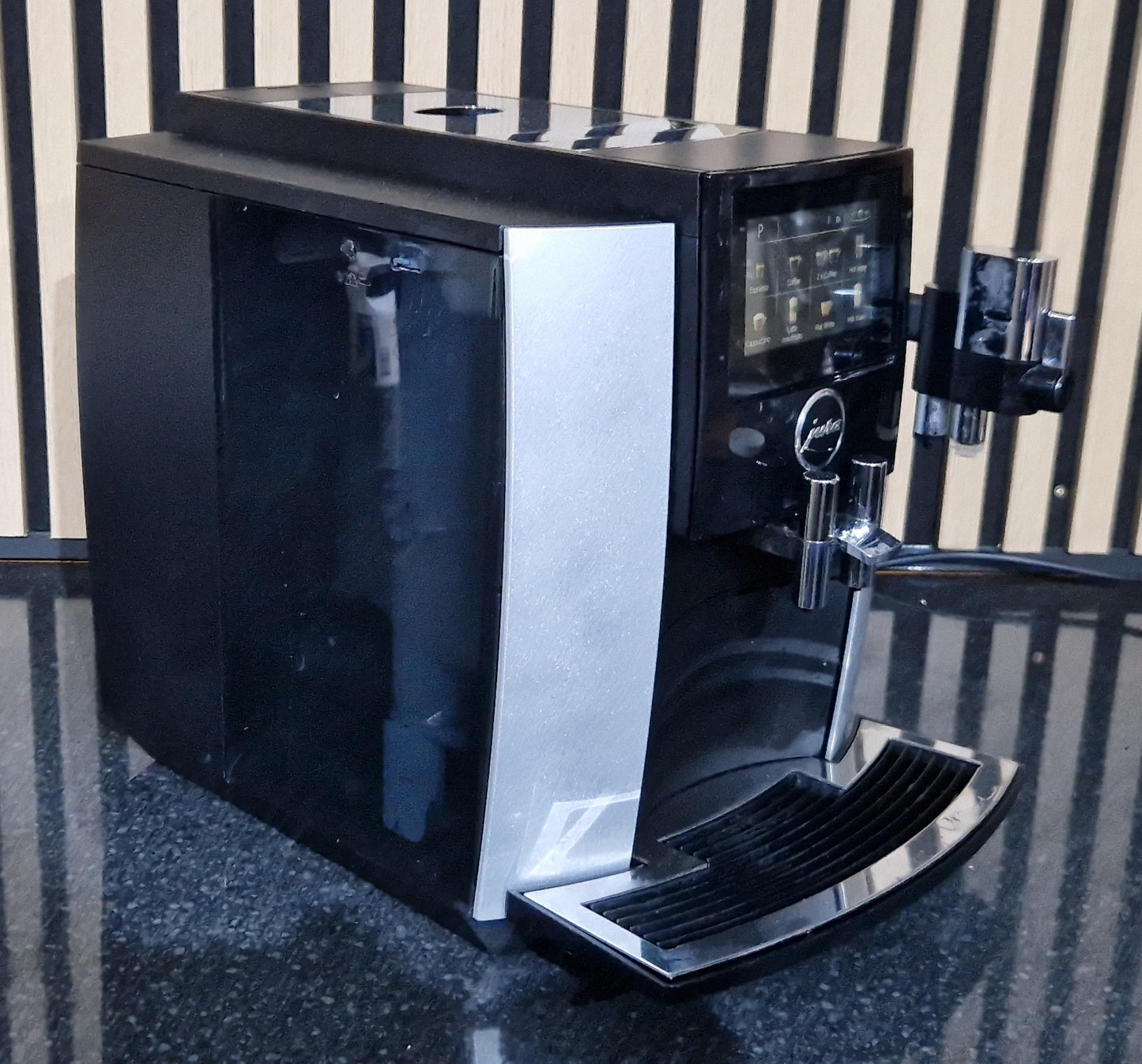 
                  
                    Pre-owned Jura S8 Moonlight Silver
                  
                
