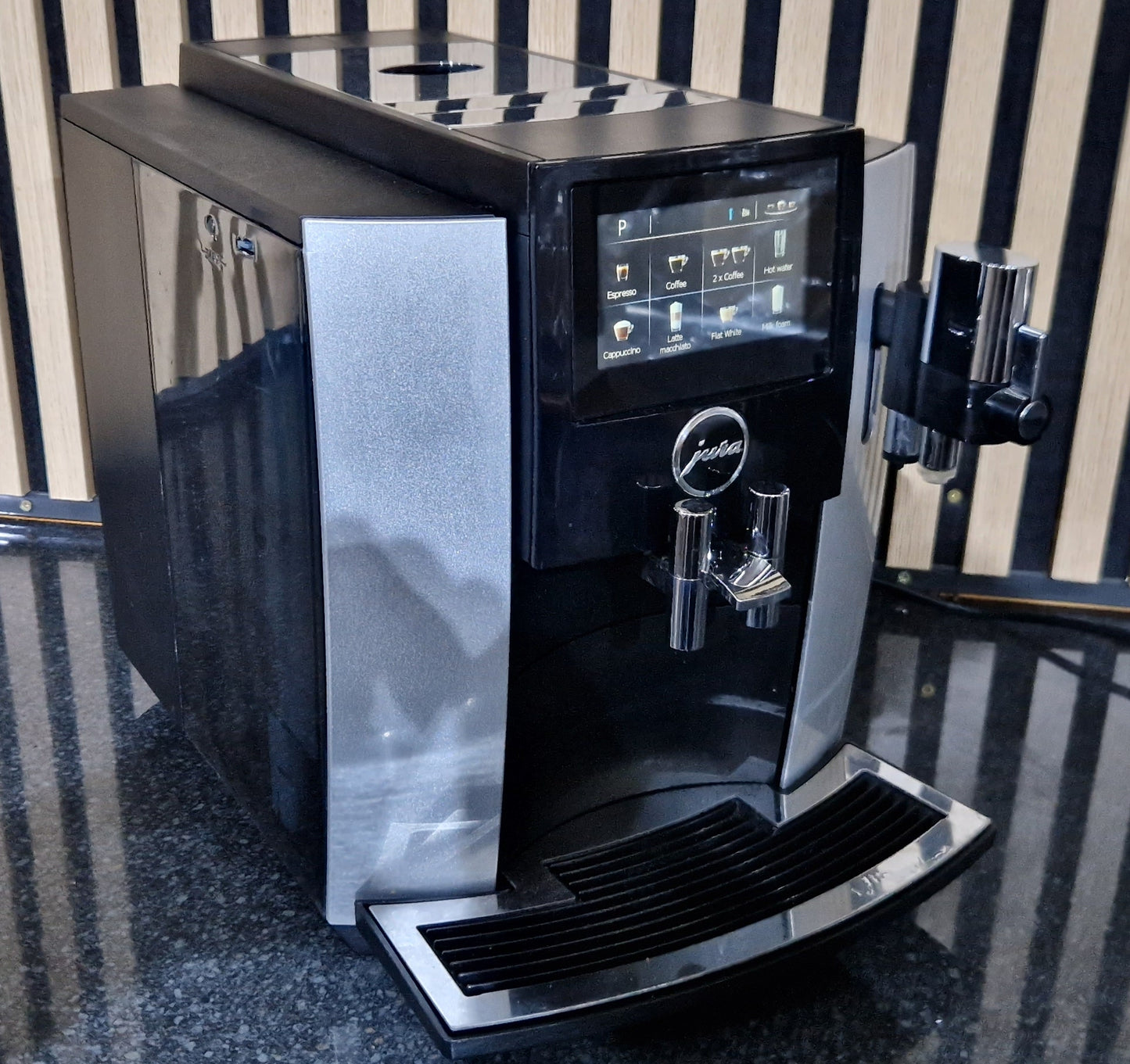 
                  
                    Pre-owned Jura S8 Moonlight Silver
                  
                