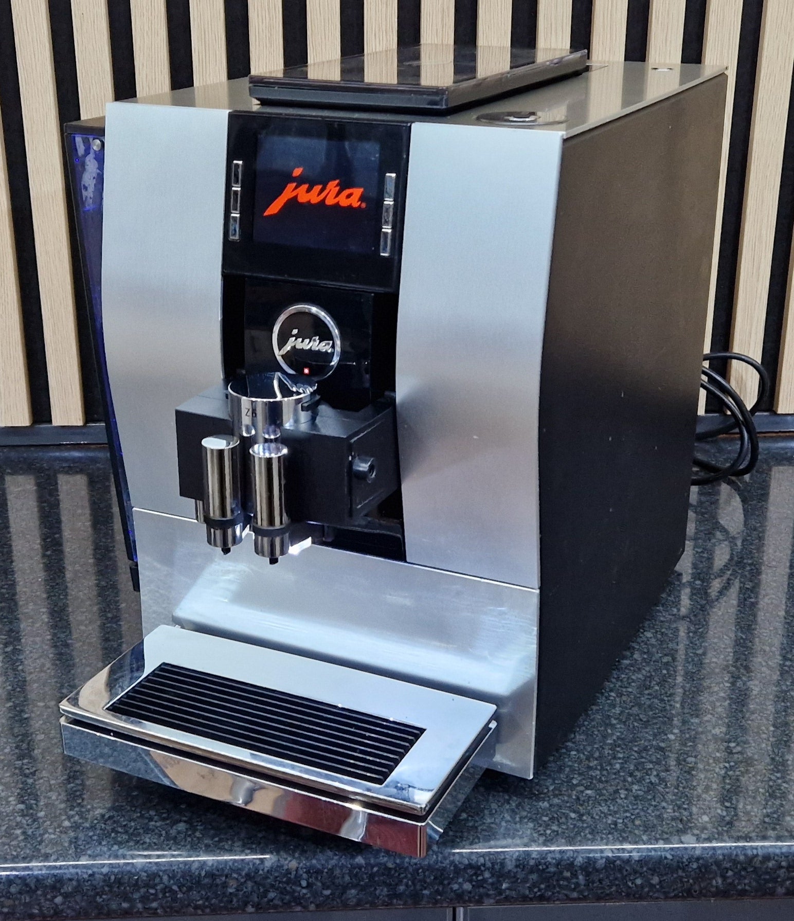 Jura Z6 Aluminium Bean-to-Cup Coffee Machine | Jura Specialists