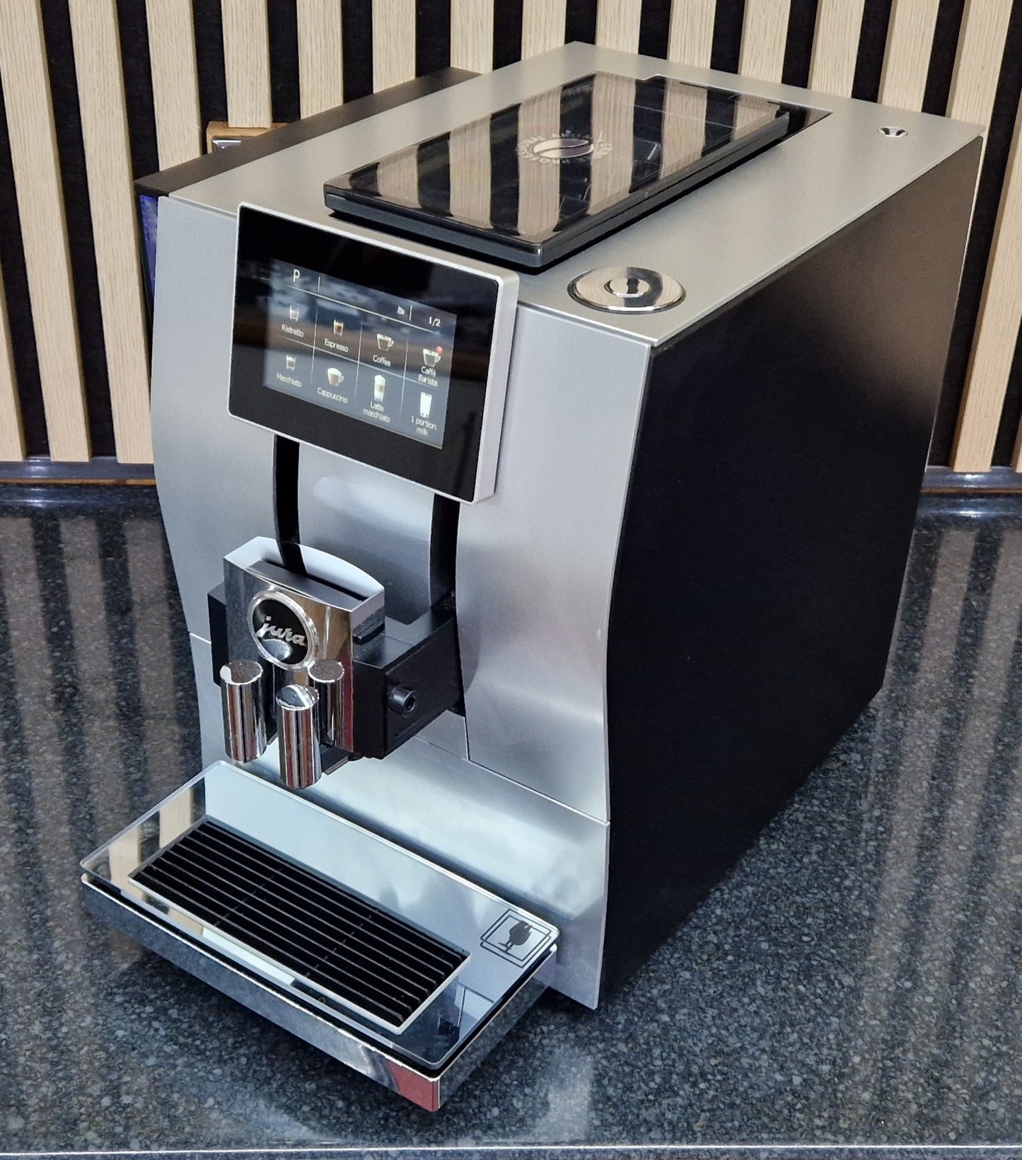 
                  
                    Jura Z8 Aluminium - One Owner
                  
                