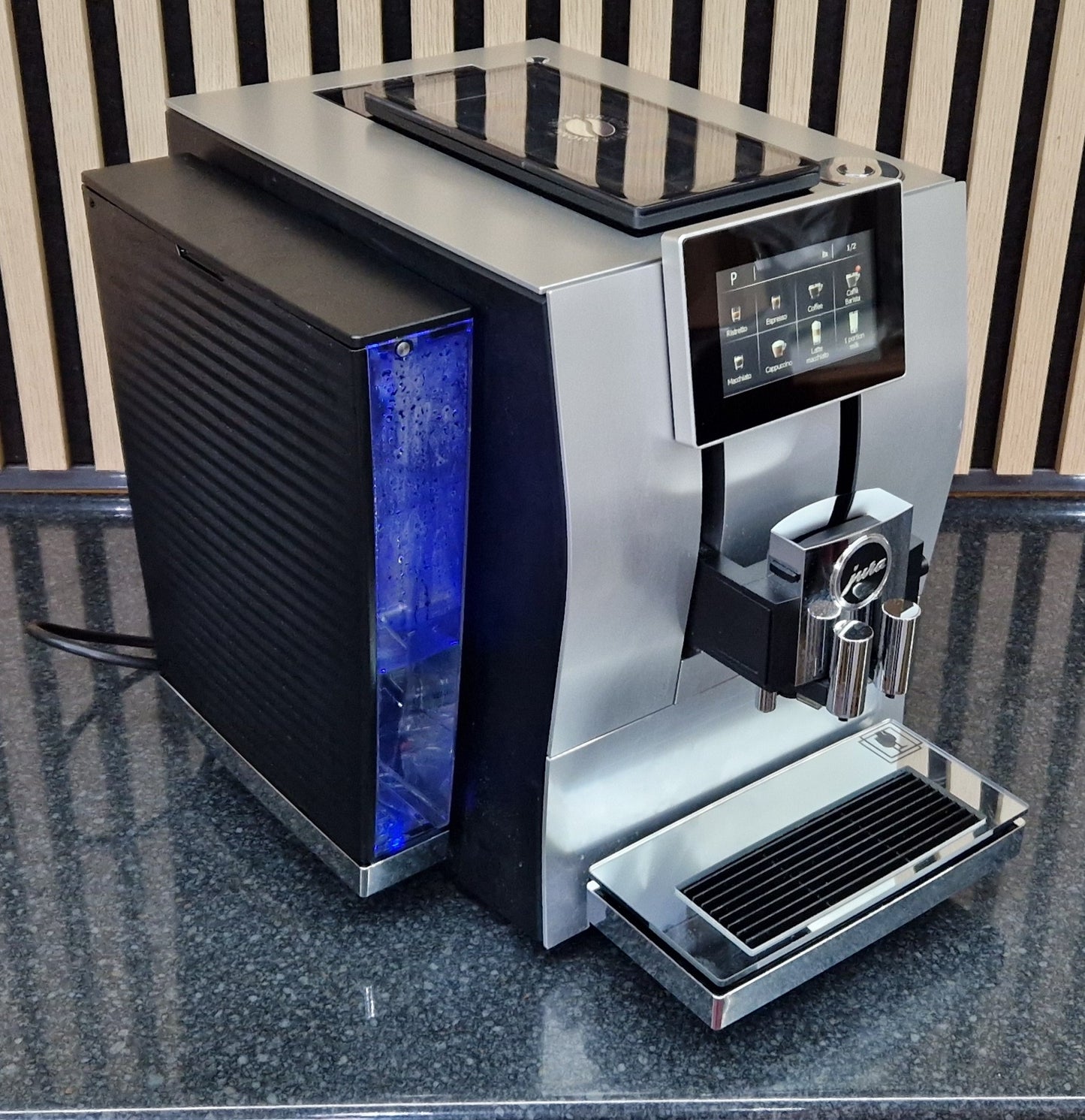 
                  
                    Jura Z8 Aluminium - One Owner
                  
                