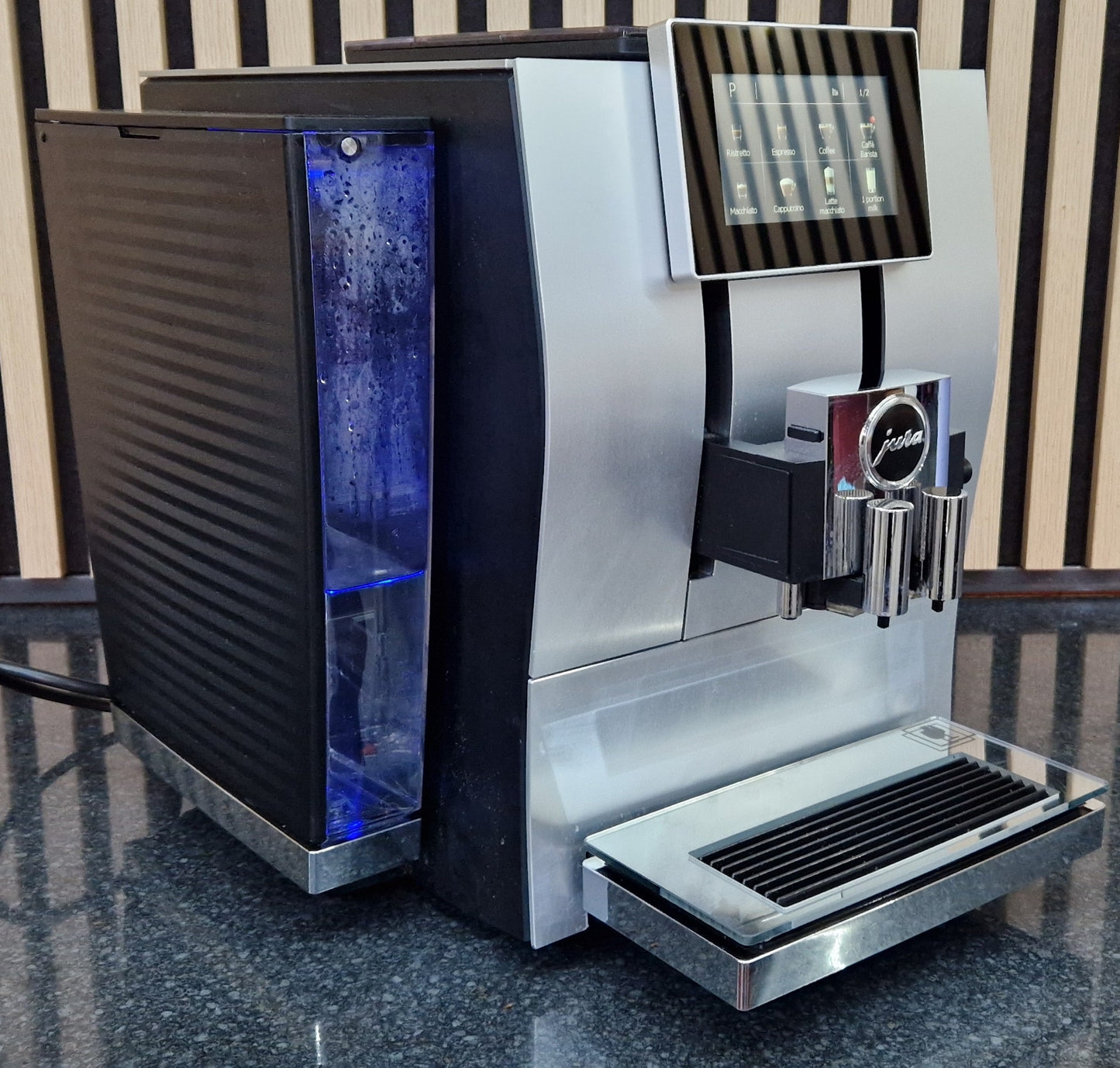 
                  
                    Jura Z8 Aluminium - One Owner
                  
                