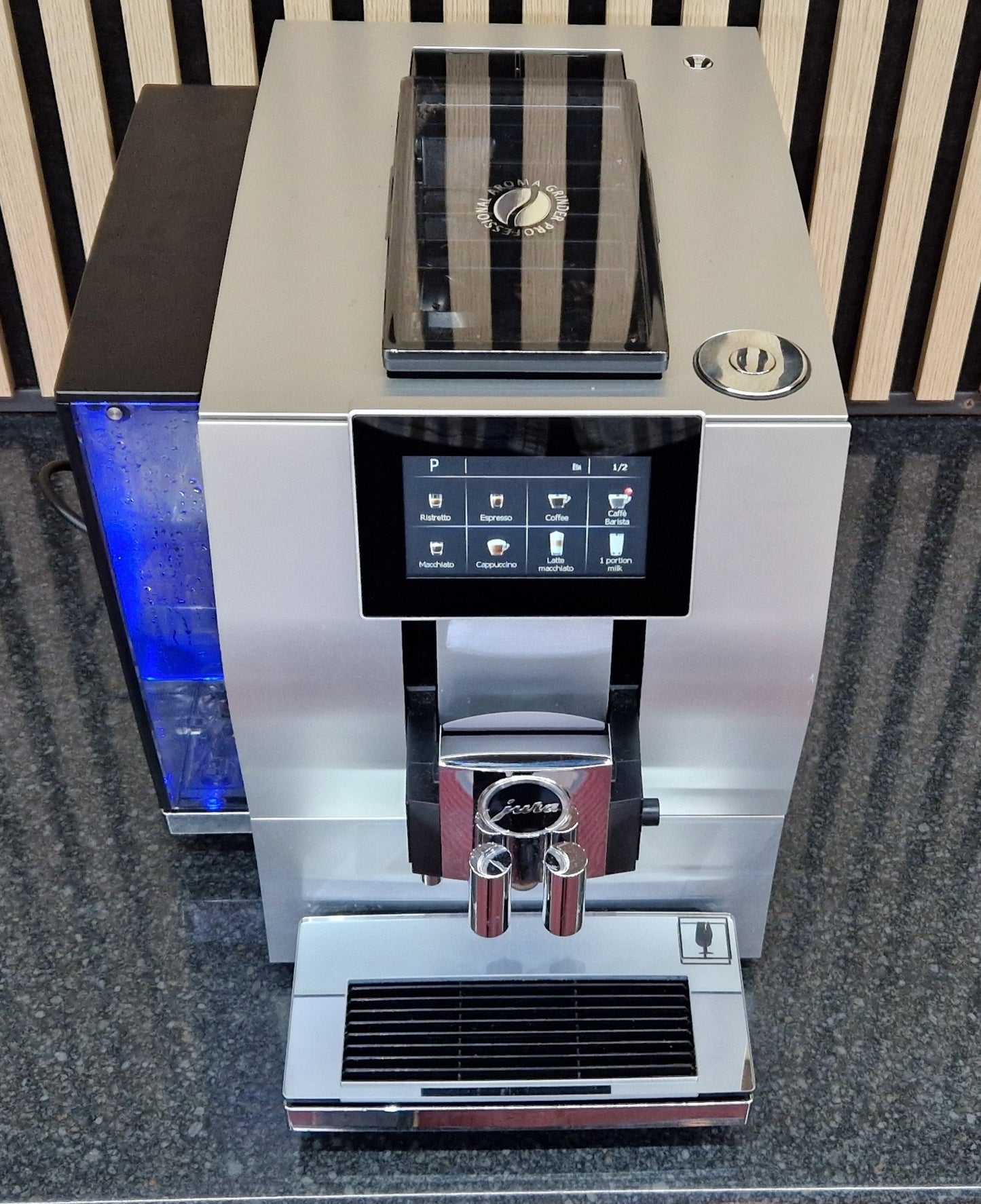 
                  
                    Jura Z8 Aluminium - One Owner
                  
                