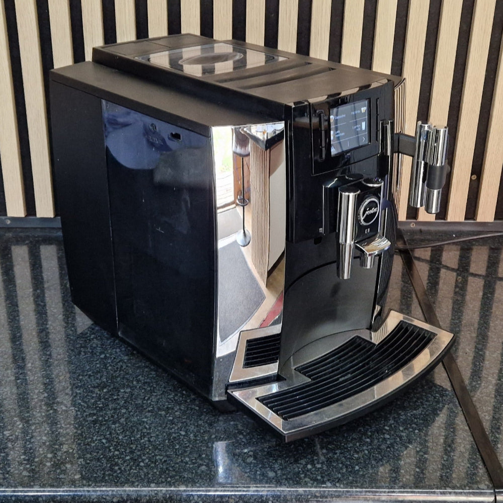 
                  
                    Pre-owned Jura E8 Chrome
                  
                