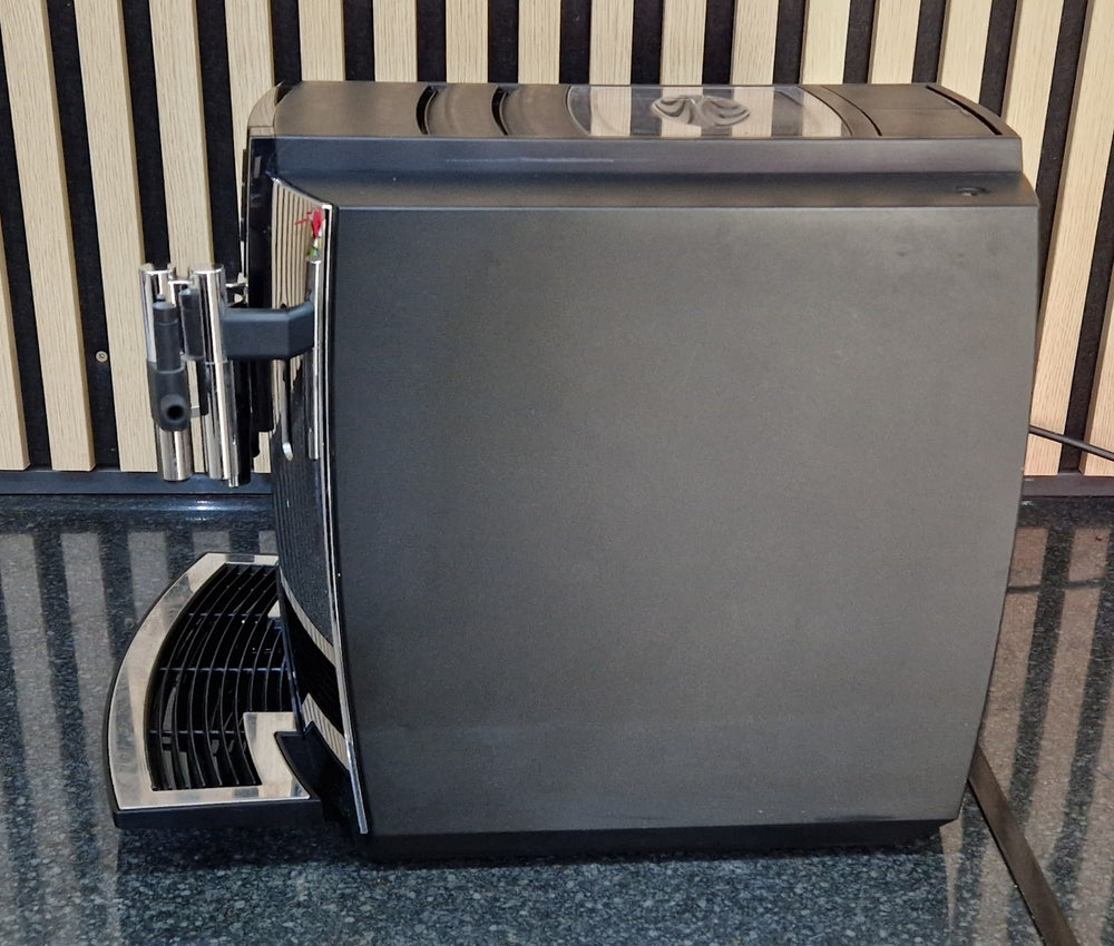 
                  
                    Pre-owned Jura E8 Chrome
                  
                