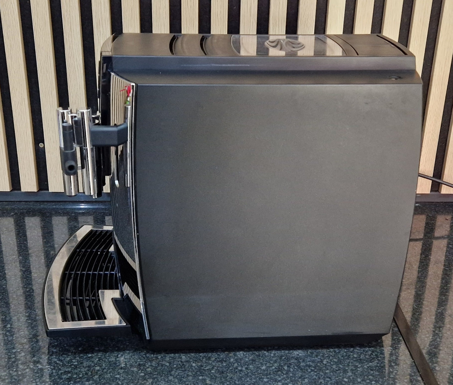 
                  
                    Pre-owned Jura E8 Chrome
                  
                