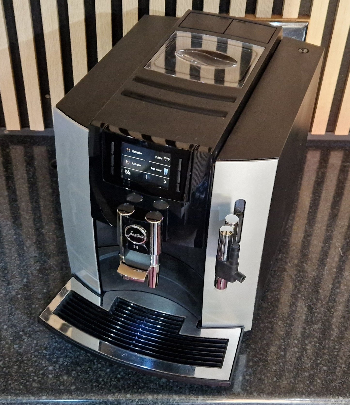 
                  
                    Pre-owned Jura E8 Platinum
                  
                