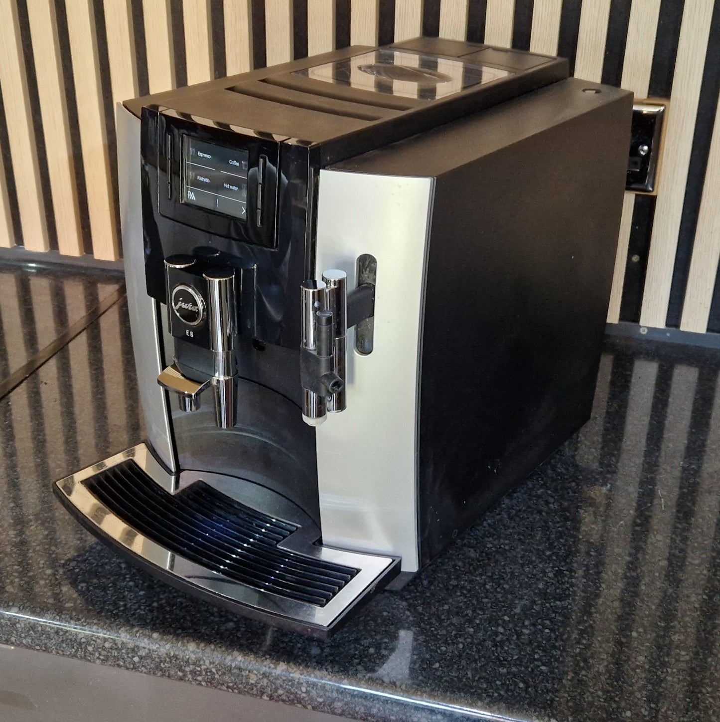 Pre-owned Jura E8 Platinum
