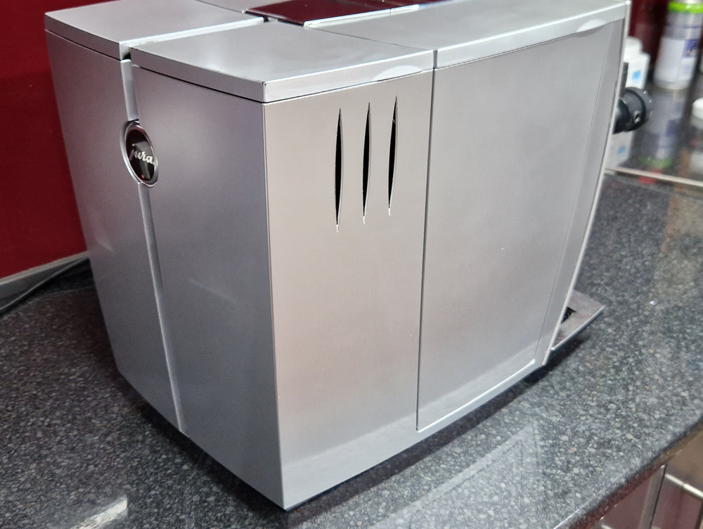 
                  
                    Pre-owned Jura Impressa J9.3 TFT One touch Silver
                  
                